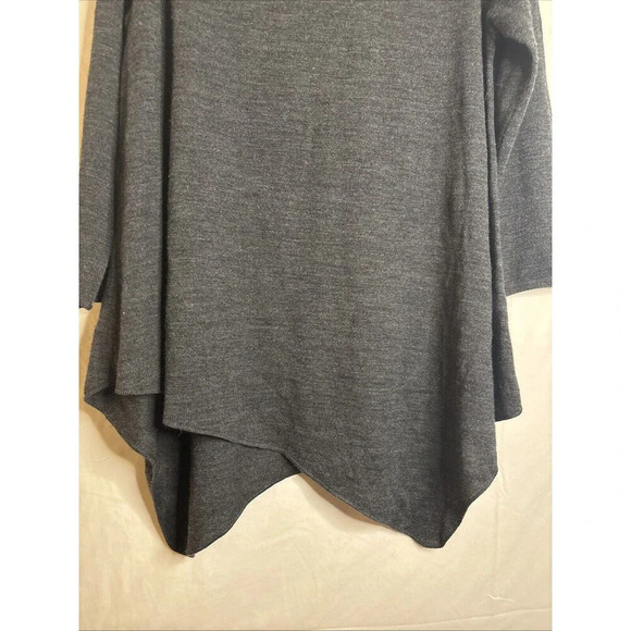 Larry Levine Women's Crew Neck Sweater Top Grey Asymmetrical Hem Size Medium - Picture 7 of 15